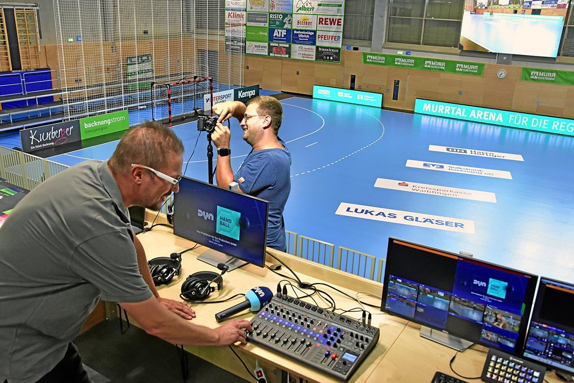HC Oppenweiler/Backnang: Für eine TV-taugliche Halle ist viel zu tun Jochen Mayer (links) und Michael Appenzeller richten die Technik für das heutige HCOB-Heimspiel ein. Foto: Tobias Sellmaier