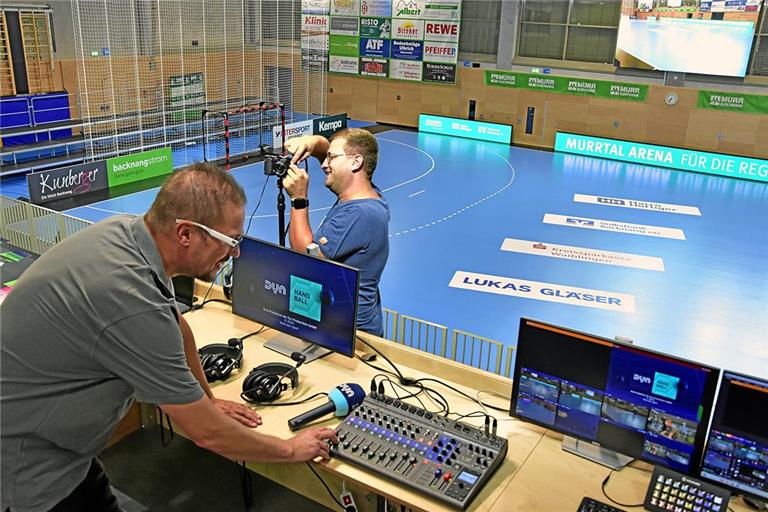Jochen Mayer (links) und Michael Appenzeller richten die Technik für das heutige HCOB-Heimspiel ein. Foto: Tobias Sellmaier