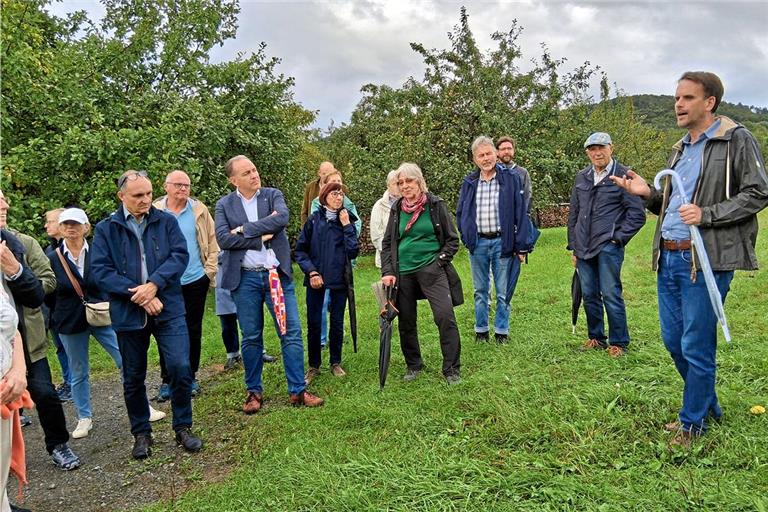 Jochen Roos (rechts) vermittelt den Teilnehmenden Wissen über die Streuobstwiesen im Weissacher Tal.Foto: Klaus J. Loderer