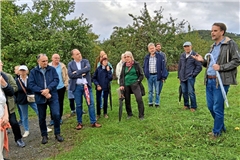 Jochen Roos (rechts) vermittelt den Teilnehmenden Wissen über die Streuobstwiesen im Weissacher Tal.Foto: Klaus J. Loderer