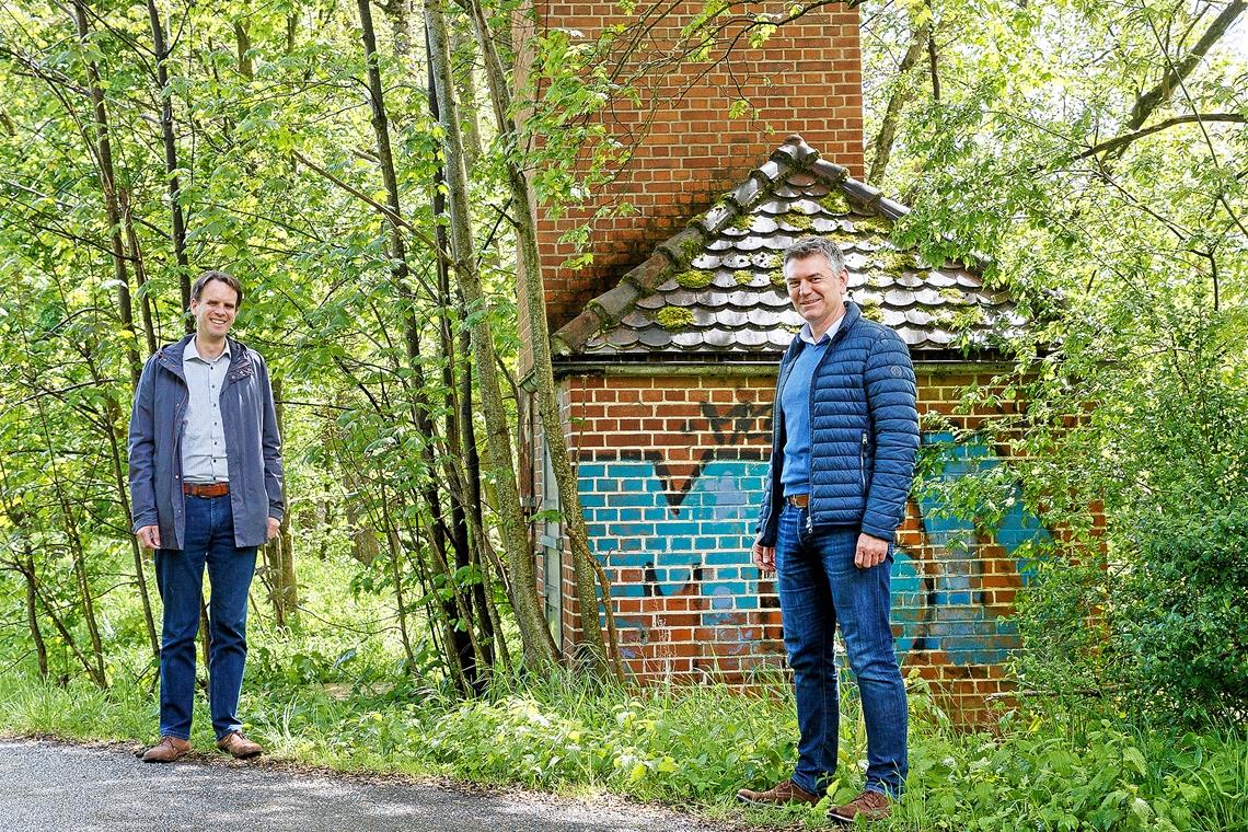 Jochen Roos und Ian Schölzel vor dem alten Trafohäuschen nahe der Kläranlage. Foto: J. Fiedler