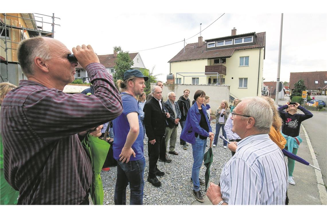 Aspach ist schwalbenfreundlich Jochen Schäufele (Zweiter von links) führte durch Aspach.