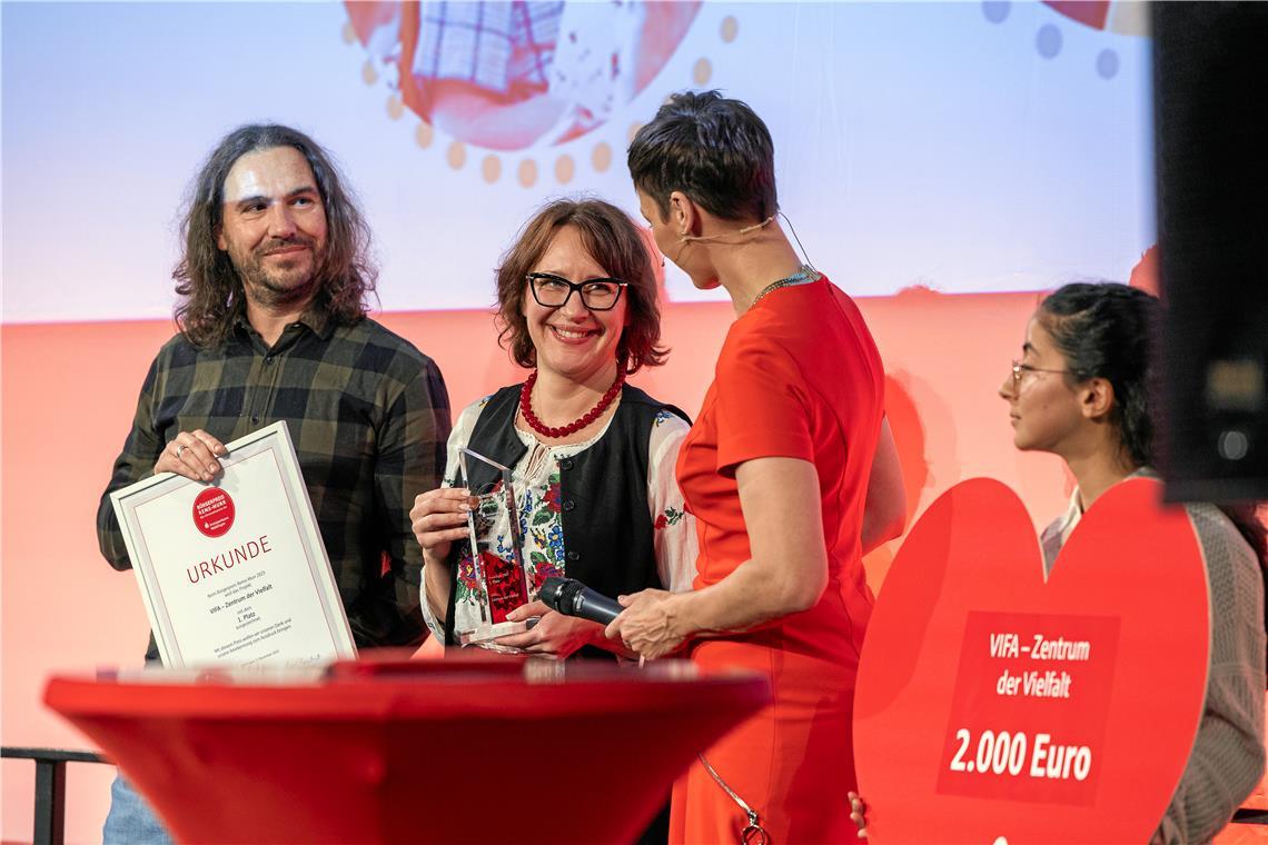 Jochen Schneider, Olena Butova (Zweite von links) und Zeynab Hosseinpour (rechts) vom Zentrum der Vielfalt Murrhardt nehmen den Preis von Kimsy von Reischach entgegen.