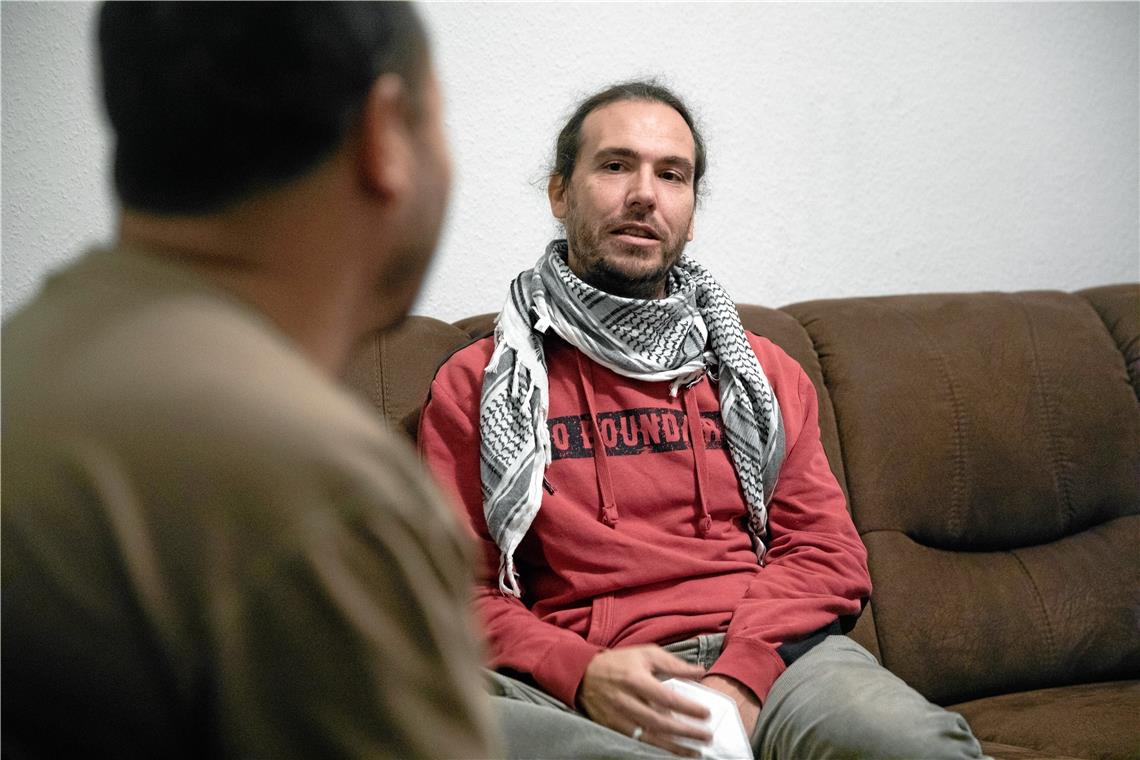 Hauptsache in Sicherheit Jochen Schneider (rechts) vom Verein Kubus unterstützt Deniz Akram und seine Familie bei der Bewältigung des neuen Alltags, etwa bei der Vereinbarung von Arztterminen. Foto: A. Becher