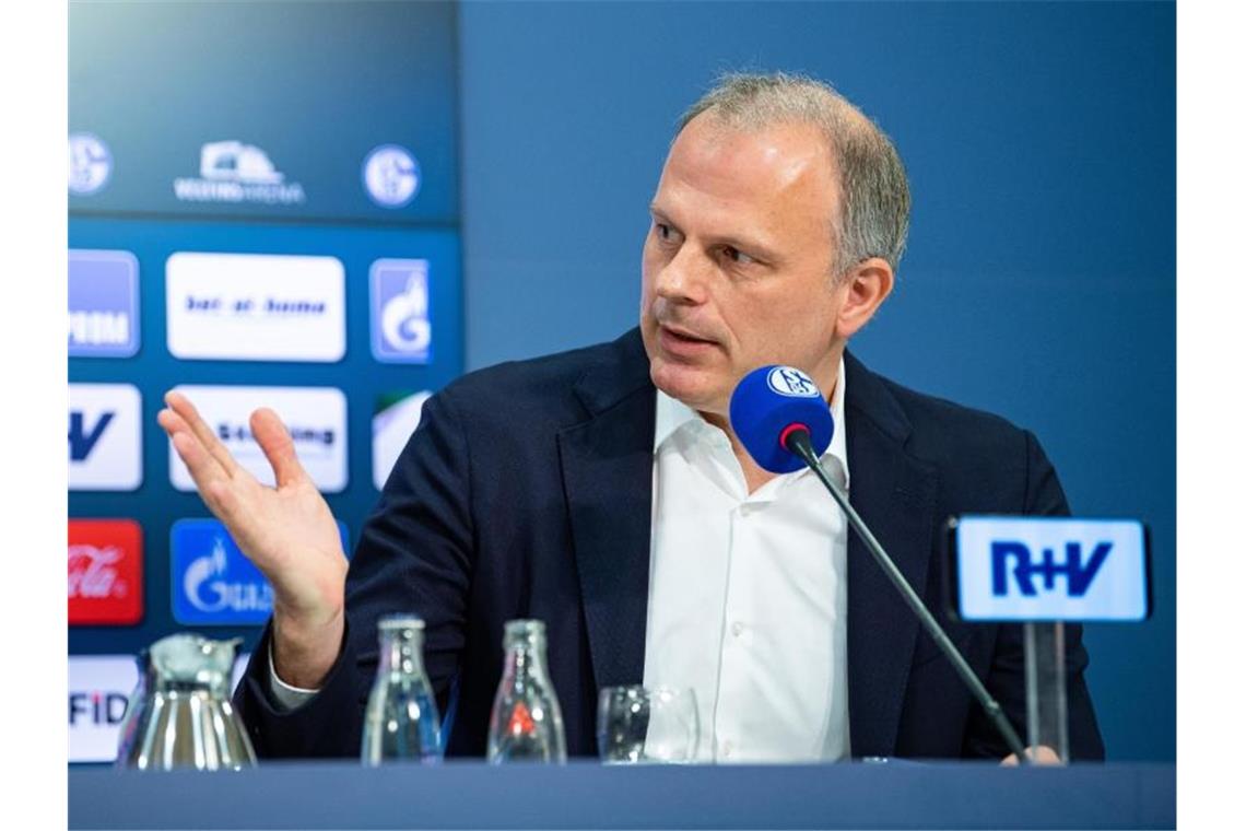 Jochen Schneider spricht auf einer Pressekonferenz. Foto: Guido Kirchner/dpa/Archivbild