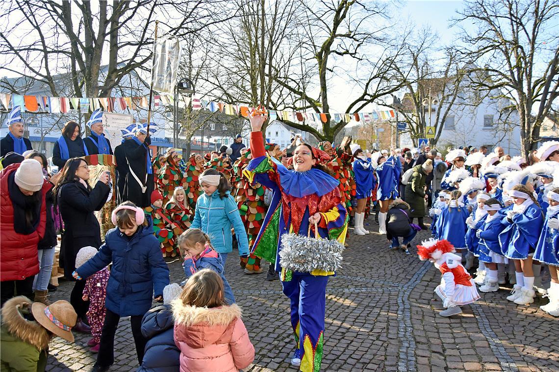 Miss Germany könnte Finanzmisere von Weissach im Tal beenden Jockele Sandra Gerlich (Mitte) hat nicht nur beim Warm-up alle Hände voll zu tun und heizt die Stimmung vor dem Rathaus so richtig an. Fotos: Tobias Sellmaier