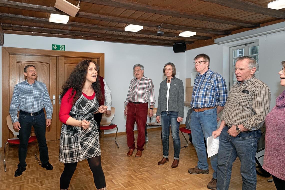 Jodel-Dozentin Veronika Hermann macht es vor, die Teilnehmer jodeln nach. Foto: J. Fiedler