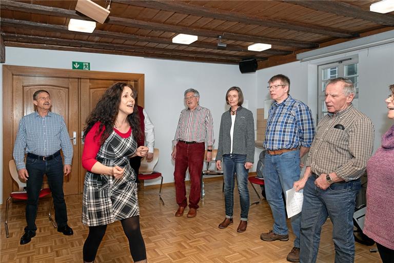 Jodel-Dozentin Veronika Hermann macht es vor, die Teilnehmer jodeln nach. Foto: J. Fiedler