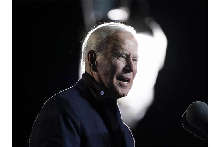 Joe Biden bei einer Kundgebung im US-Bundesstaat Virginia. Der US-Präsident kritisiert seinen Vorgänger Donald Trump unter anderem wegen dessen Äußerungen über den jüngst verstorbenen Ex-Außenminister Colin Powell. Foto: Alex Brandon/AP/dpa