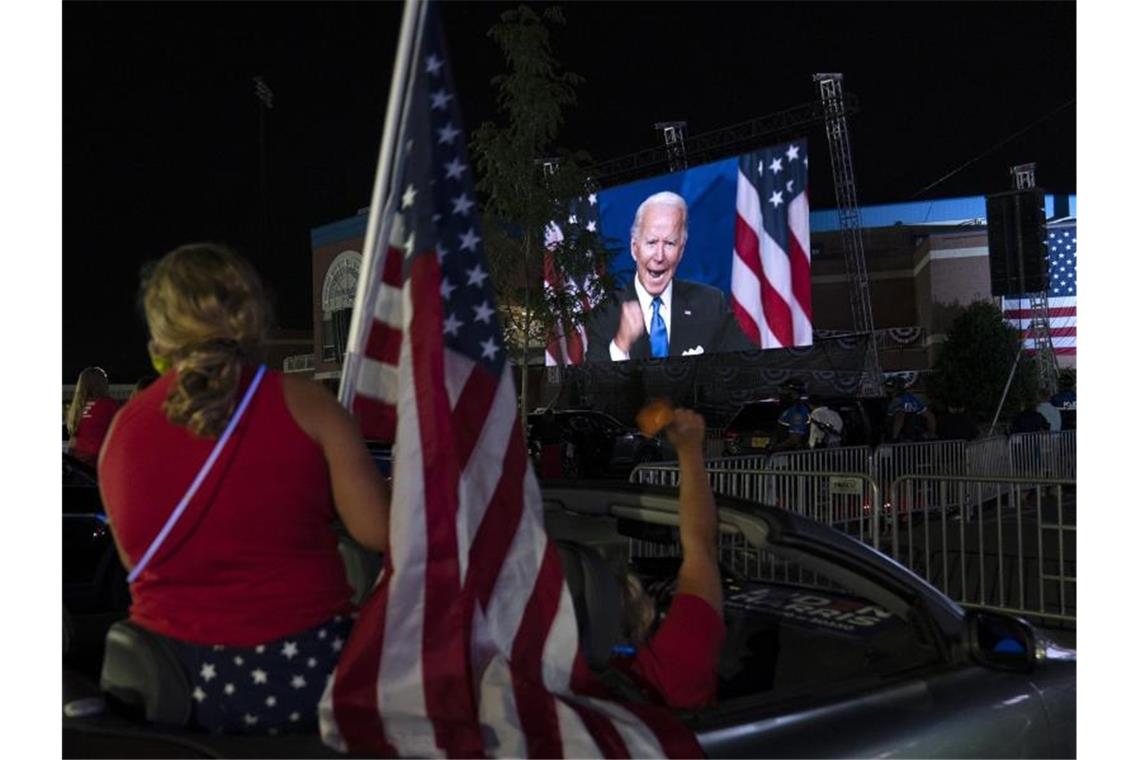 Biden verspricht Ende der „Zeit der Dunkelheit“ in USA Joe Biden fordert den republikanischen Amtsinhaber Donald Trump bei der Wahl im November heraus. Foto: Carolyn Kaster/AP/dpa