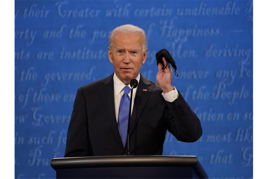 TV-Debatte mit Biden - Trump versucht Aufholjagd Joe Biden hält eine Schutzmaske hoch. Trump habe keinen Plan in der Corona-Pandemie gezeigt. Foto: Julio Cortez/AP/dpa