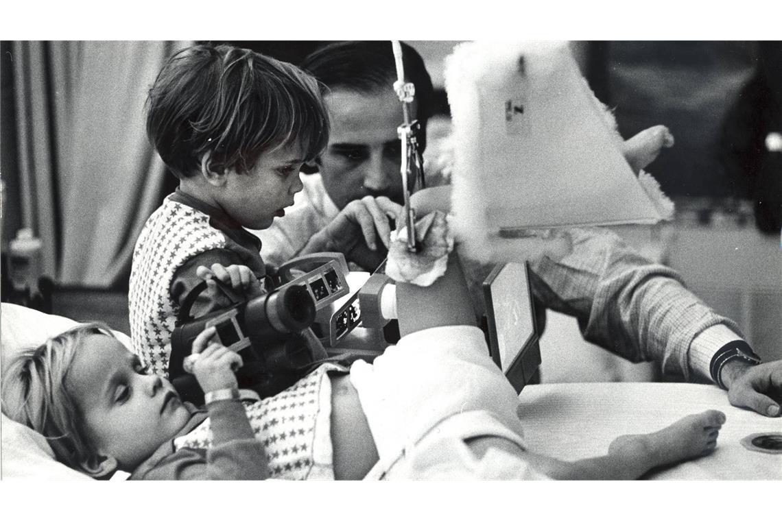 Joe Bidens verwundbarste Stelle Joe Biden im Jahr 1972 am Krankenhausbett seiner Söhne Beau und Hunter (vorn).