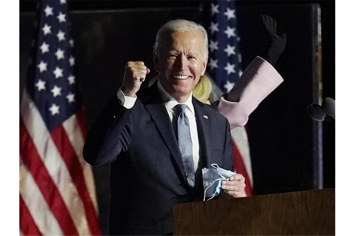 US-Präsidentenwahl: Biden gewinnt wichtige Bundesstaaten Joe Biden jubelt seinen Anhängern in Wilmington zu. Foto: Paul Sancya/AP/dpa