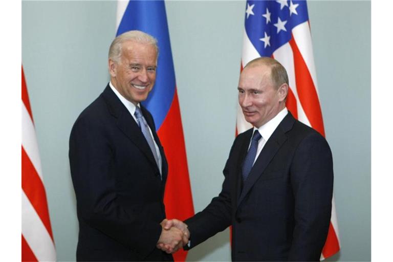 Joe Biden (l), damaliger Vizepräsident der USA, gibt Wladimir Putin, Präsident von Russland, die Hand. Foto: Alexander Zemlianichenko/AP/dpa