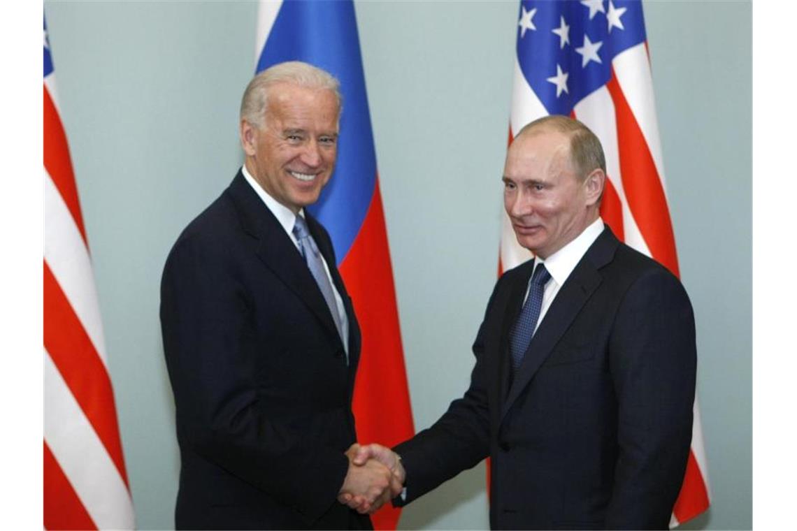 Joe Biden (l), damaliger Vizepräsident der USA, trifft sich 2011 mit Wladimir Putin in Moskau. Foto: Alexander Zemlianichenko/AP/dpa
