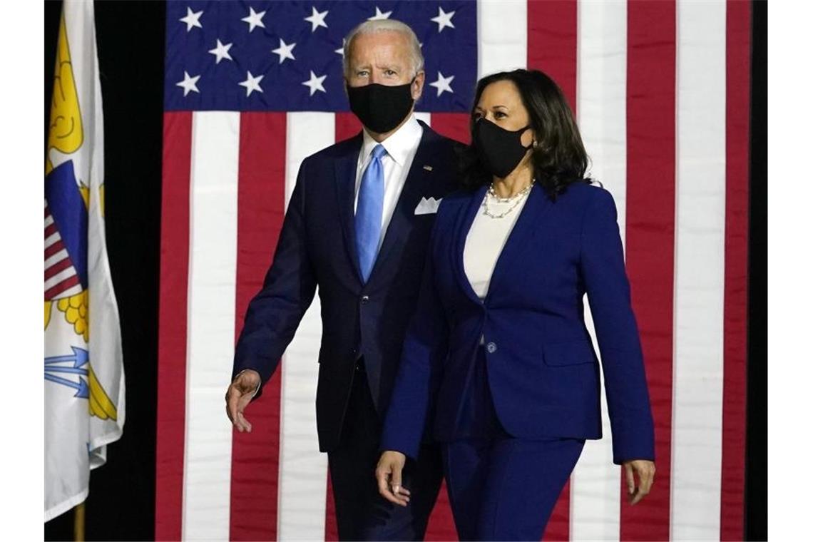 Joe Biden (l) und Kamala Harris kommen zu einer Pressekonferenz. Foto: Carolyn Kaster/AP/dpa