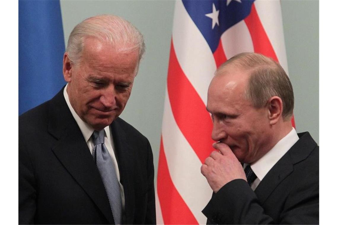 Joe Biden (l) und Wladimir Putin bei einem Treffen im März 2011. Foto: Maxim Shipenkov/EPA/dpa