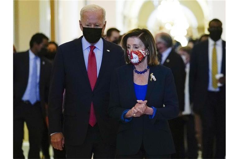 Joe Biden mit der Sprecherin des Repräsentantenhauses, Nancy Pelosi, im Kapitol. Im Ringen mit den Demokraten um seine geplanten großen Investitionspakete hat der US-Präsident die Öffentlichkeit auf eine möglicherweise längere Hängepartie eingestimmt. Foto: Susan Walsh/AP/dpa