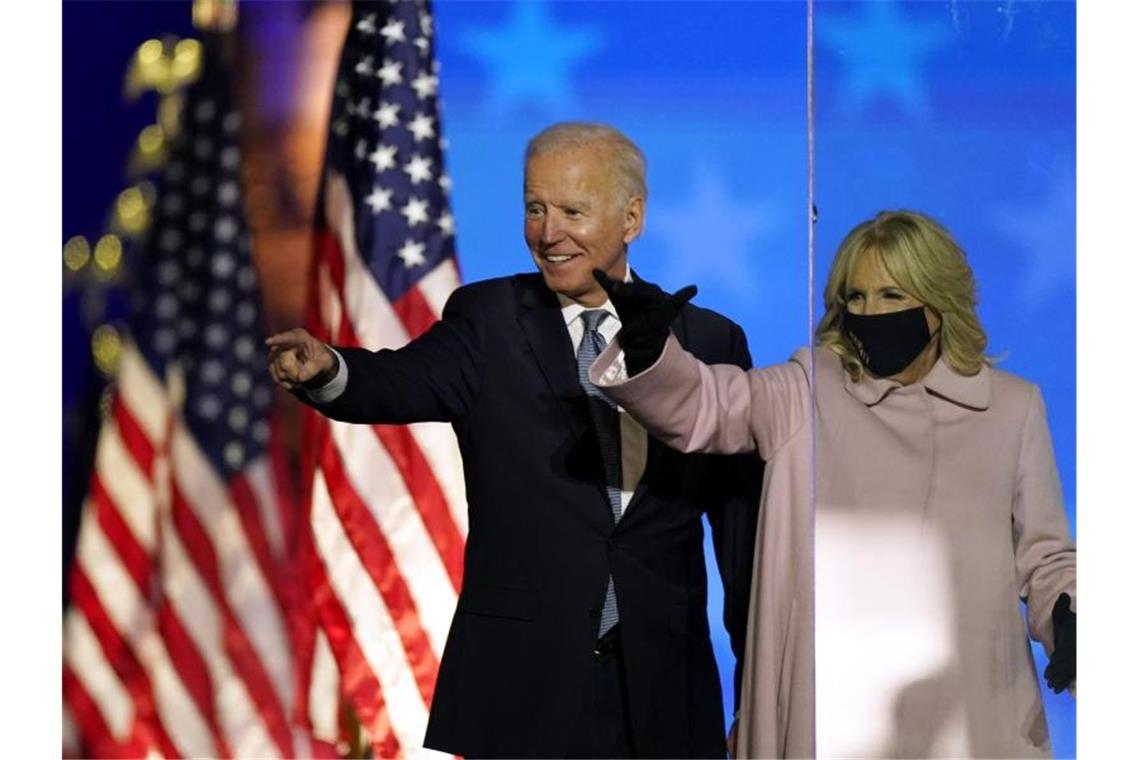 US-Präsidentenwahl: Biden gewinnt wichtige Bundesstaaten Joe Biden neben seiner Ehefrau Jill. Foto: Andrew Harnik/AP/dpa