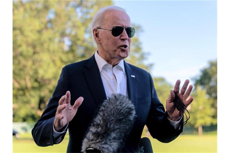 Joe Biden, Präsident der USA, hält an, um mit Medienvertretern zu sprechen. (Archivbild). Foto: Andrew Harnik/AP/dpa