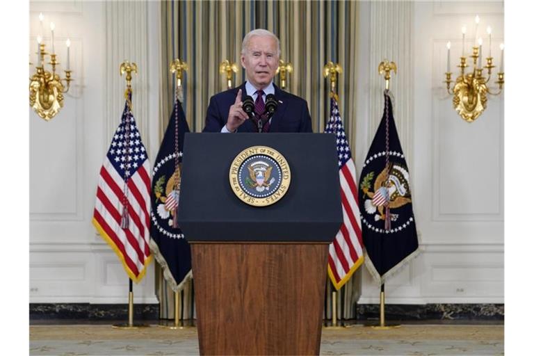 Joe Biden, Präsident der USA, hält eine Rede zur Schuldenobergrenze während einer Veranstaltung im State Dining Room des Weißen Hauses. Foto: Evan Vucci/AP/dpa