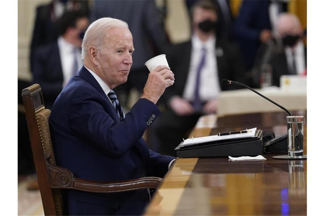 Repräsentantenhaus beschließt Bidens Sozial- und Klimapaket Joe Biden, Präsident der USA, hört den Fragen eines Reporters zu. Foto: Susan Walsh/AP/dpa