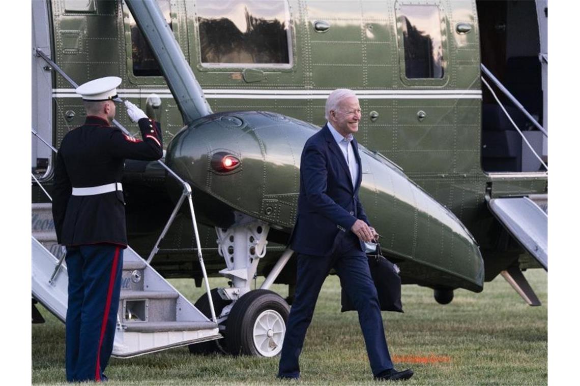 USA und China nehmen erstmals wieder Kontakt auf Joe Biden, Präsident der USA, lächelt, als er von der Marine One bei der Ankunft am Weißen Haus steigt. Foto: Alex Brandon/AP/dpa