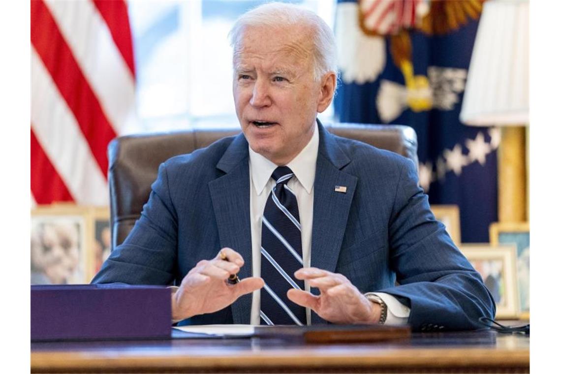 Joe Biden, Präsident der USA, setzt im Oval Office mit seiner Unterschrift ein billionenschweres Corona-Konjunkturpaket in Kraft. Foto: Andrew Harnik/AP/dpa