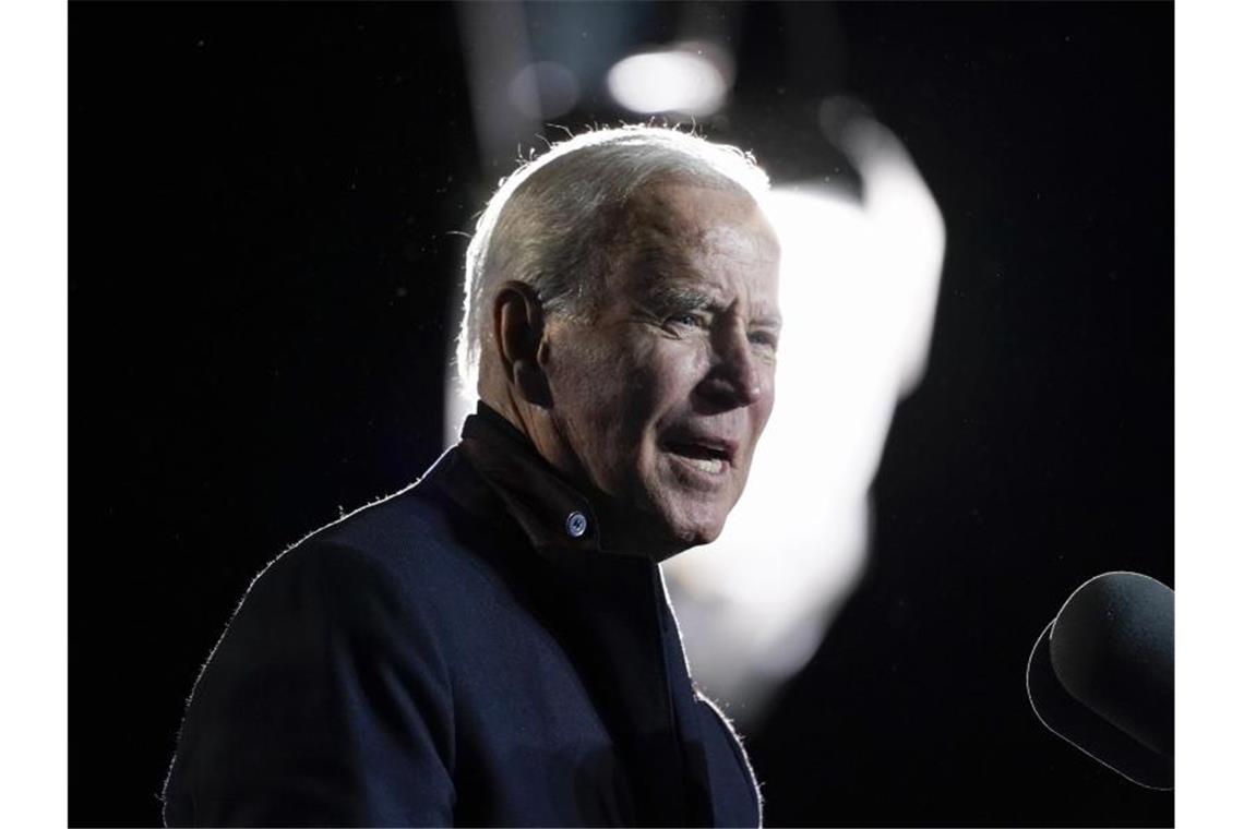 Biden stutzt sein geplantes Sozial- und Klimapaket Joe Biden, Präsident der USA, spricht bei einer Kundgebung. (Archivbild). Foto: Alex Brandon/AP/dpa