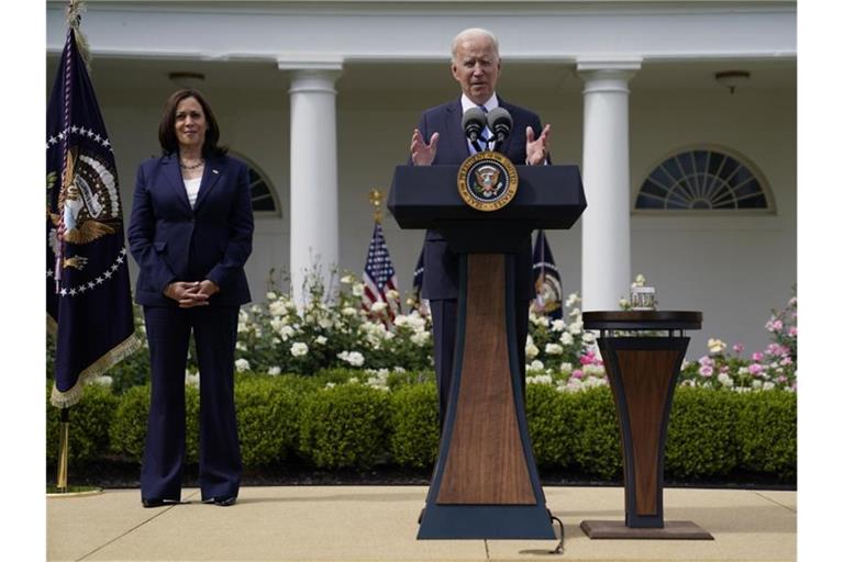 Joe Biden, Präsident der USA, spricht im Beisein von Vizepräsidentin Kamala Harris im Rosengarten des Weißen Hauses über die aktuellen Richtlinien zur Maskenpflicht. Foto: Evan Vucci/AP/dpa