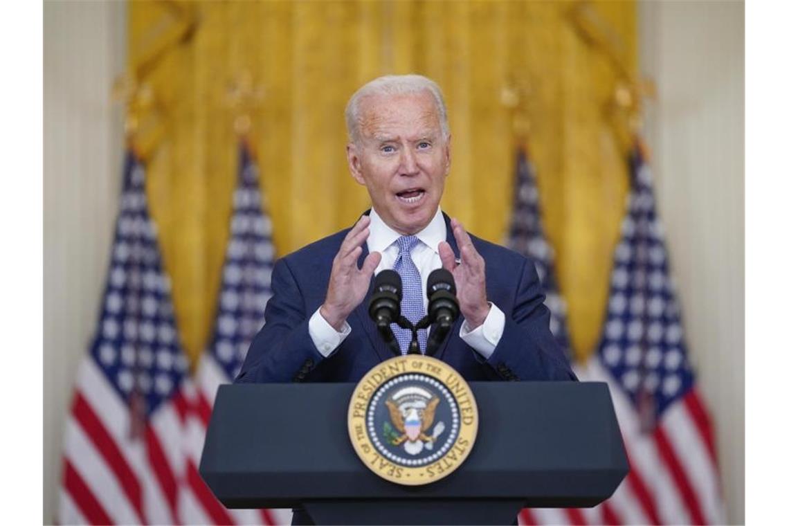 Joe Biden, Präsident der USA, spricht im East Room des Weißen Hauses. Biden hat trotz des rasanten Vormarsches der islamistischen und militanten Taliban in Afghanistan erneut den Abzug der US-Truppen aus dem Krisenstaat verteidigt. Foto: Evan Vucci/AP/dpa