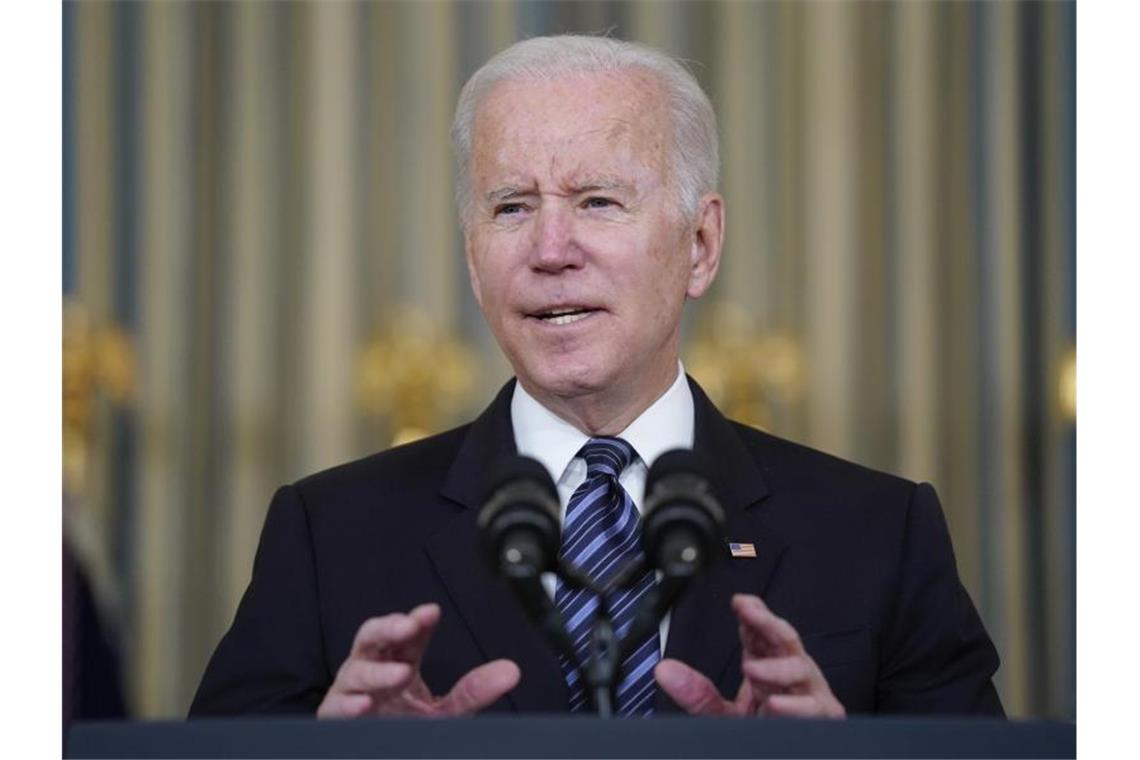 Joe Biden, Präsident der USA, spricht im State Dining Room des Weißen Hauses über den Arbeitsmarktbericht für den Monat Oktober. Foto: Evan Vucci/AP/dpa