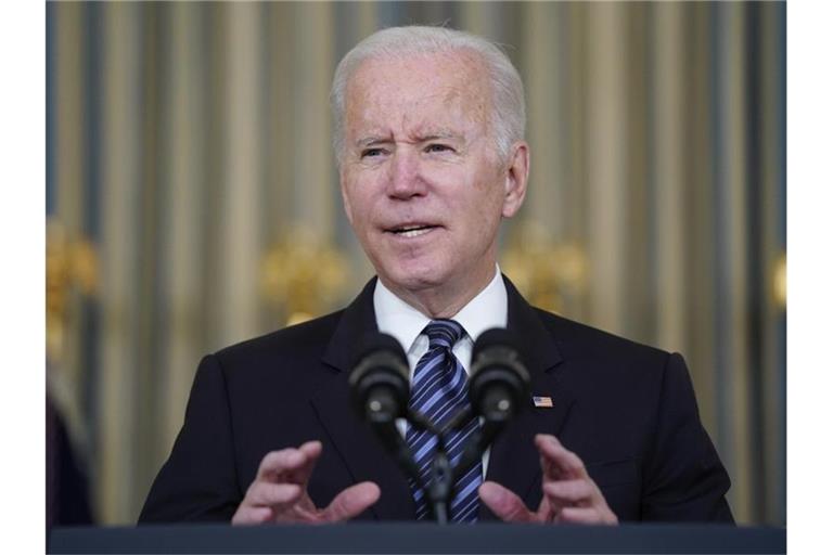 Joe Biden, Präsident der USA, spricht im State Dining Room des Weißen Hauses über den Arbeitsmarktbericht für den Monat Oktober. Foto: Evan Vucci/AP/dpa