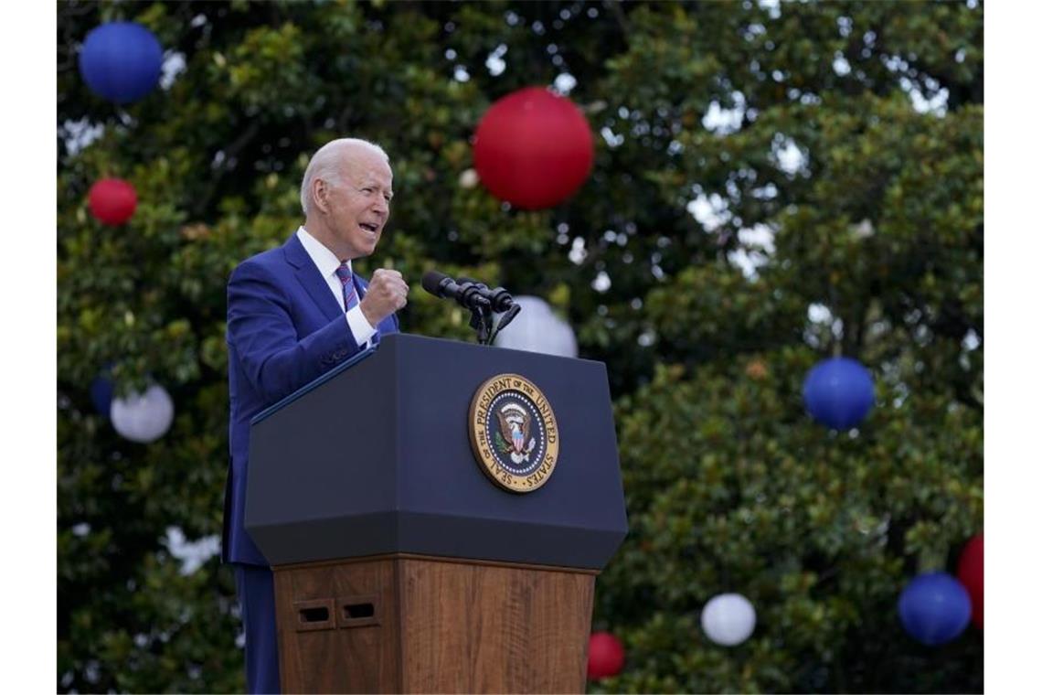 Joe Biden, Präsident der USA, spricht während einer Feier zum Unabhängigkeitstag auf dem Südrasen des Weißen Hauses. Foto: Patrick Semansky/AP/dpa
