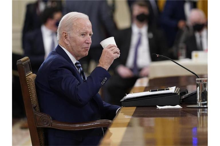 Joe Biden, Präsident der USA, stellt sich den Fragen eines Reporters. Foto: Susan Walsh/AP/dpa