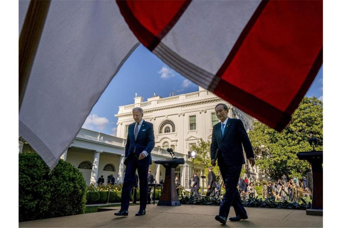 Joe Biden, Präsident der USA, und Japans Ministerpräsident Yoshihide Suga verlassen eine Pressekonferenz im Rosengarten des Weißen Hauses. Foto: Andrew Harnik/AP/dpa