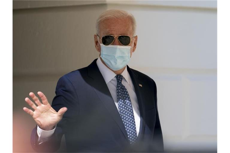 Joe Biden , Präsident der USA, winkt, als er auf dem Südrasen des Weißen Hauses in Washington zur Marine One geht. Foto: Andrew Harnik/AP/dpa