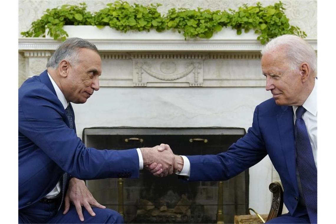 Joe Biden (r), Präsident der USA, schüttelt die Hand des irakischen Ministerpräsidenten Mustafa al-Kasimi im Oval Office des Weißen Hauses in Washington. Die USA wollen ihren Kampfeinsatz im Irak offiziell beenden und sich künftig ganz auf die Ausbildung und Beratung der Sicherheitskräfte in dem Land konzentrieren. (zu dpa: „US-Militärpräsenz im Irak ab Jahresende kein Kampfeinsatz mehr“). Foto: Susan Walsh/AP/dpa