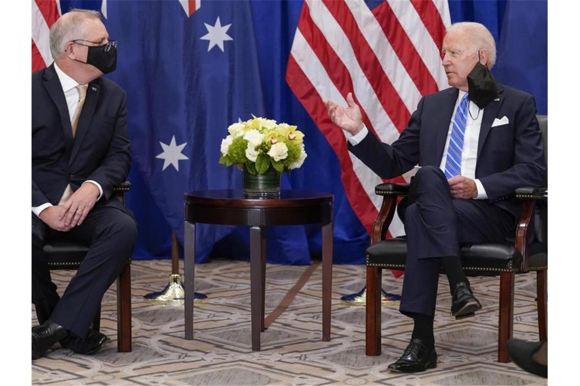 Joe Biden (r), Präsident der USA, trifft sich mit Scott Morrison, Premierminister von Australien. Foto: Evan Vucci/AP/dpa