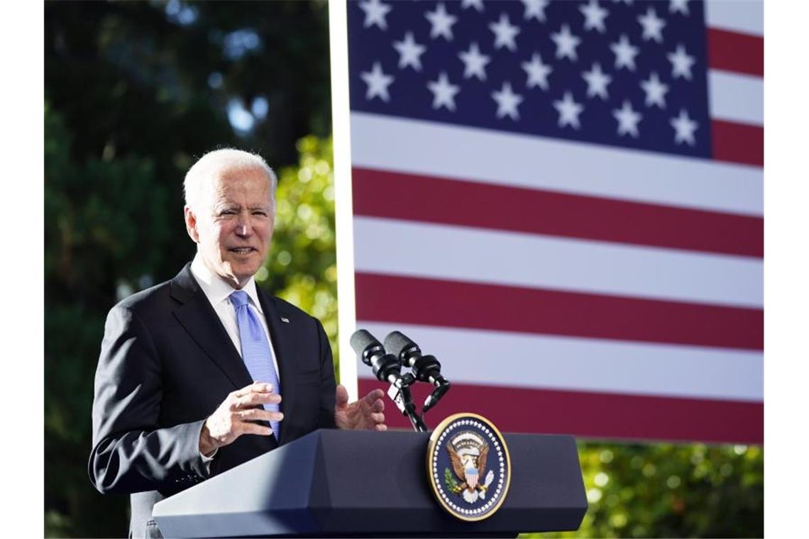 Joe Biden spricht auf seiner Pressekonferenz nach dem Treffen mit Russlands Präsident Putin in der „Villa la Grange“. Foto: Patrick Semansky/AP/dpa