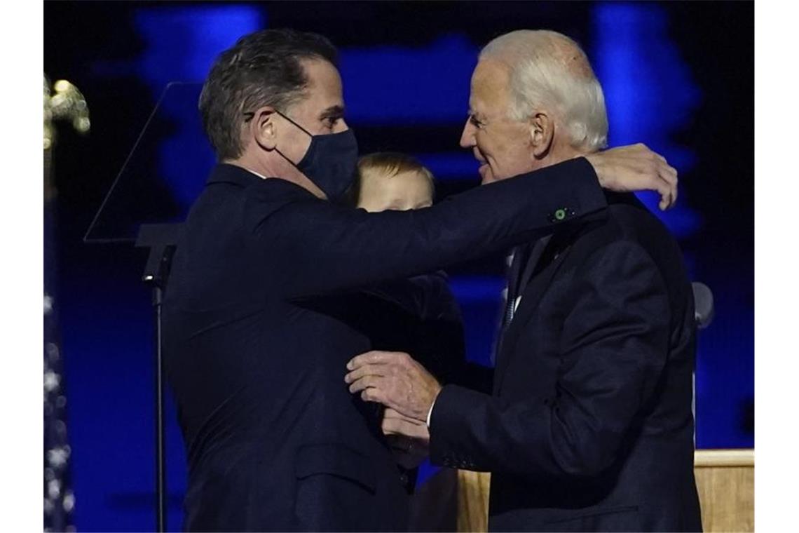 Joe Biden umarmt nach einer Ansprache im November seinen Sohn Hunter auf der Bühne. Foto: Andrew Harnik/AP/dpa