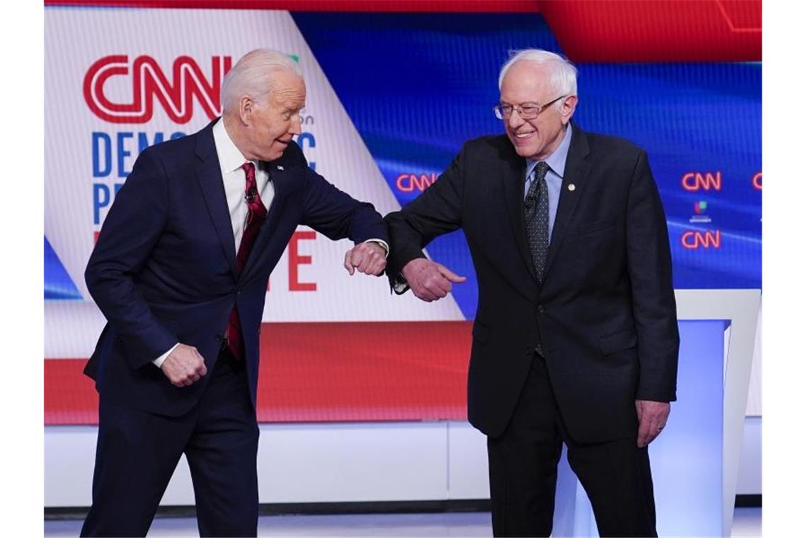 Joe Biden und Bernie Sanders begrüßen sich in den CNN-Studios in Washington (Archiv). Foto: Evan Vucci/AP/dpa