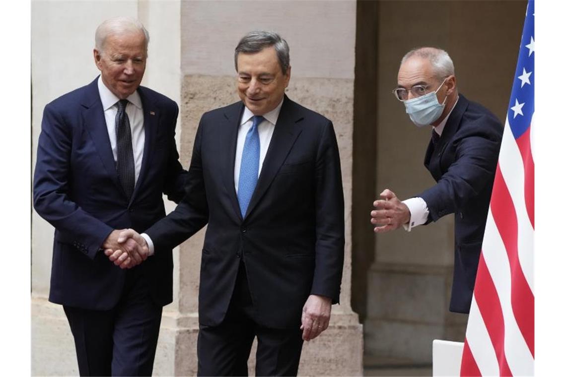 G20 für Deal zur globalen Mindestbesteuerung von Unternehmen Joe Biden und Mario Draghi bei einem ersten Treffen in Rom. Foto: Gregorio Borgia/AP/dpa