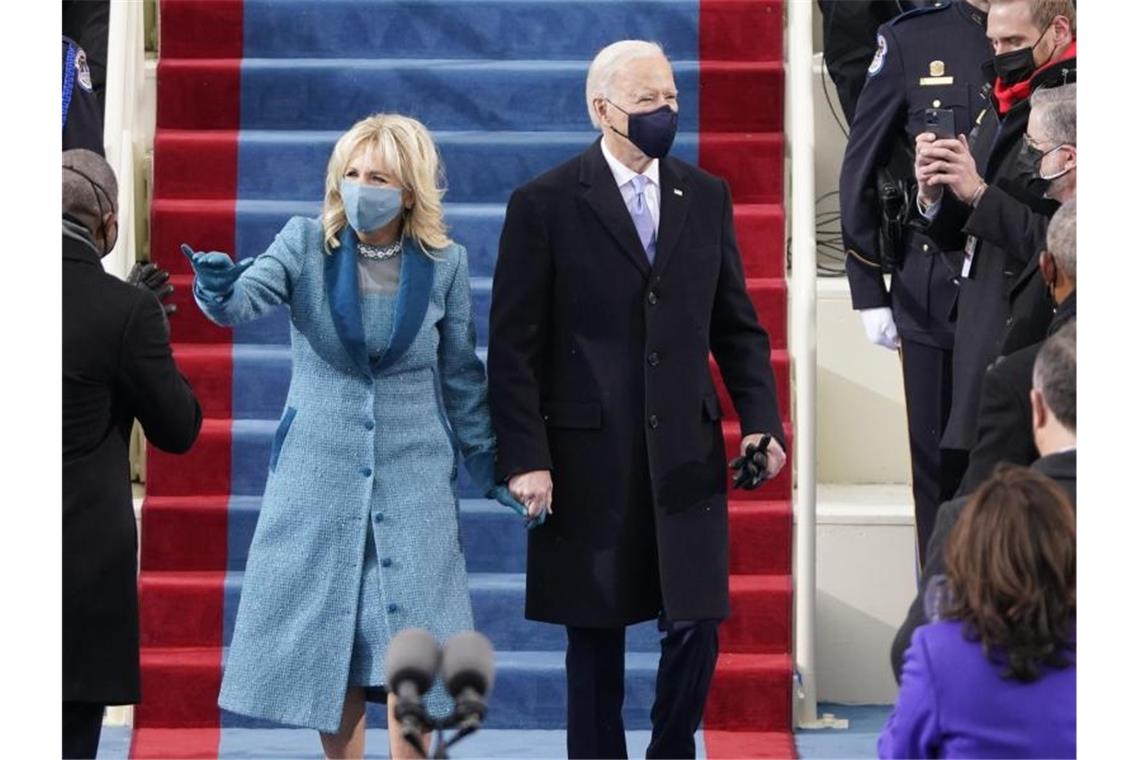 Biden ist neuer US-Präsident und will das Land wieder einen Joe Biden und seine Frau Jill auf dem Weg zur Amtseinführung. Foto: Patrick Semansky/AP Pool/dpa