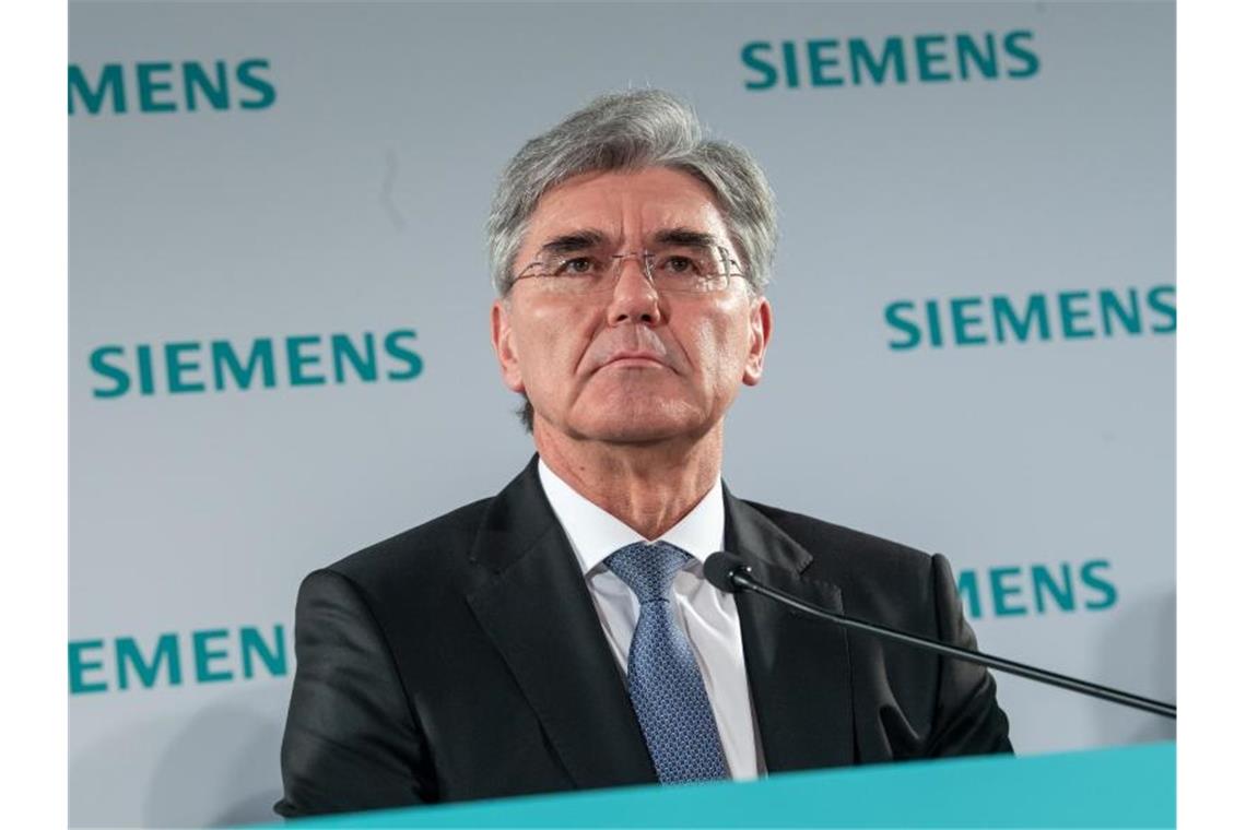 Joe Kaeser, Vorstandsvorsitzender von Siemens, nimmt im Februar an einer Pressekonferenz im Rahmen der Siemens-Hauptversammlung teil. Foto: Peter Kneffel/dpa