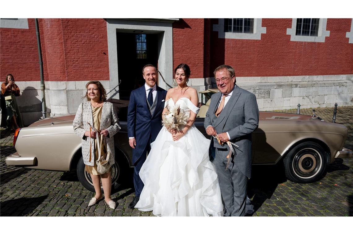 Joe Laschets Eltern - der Politiker Armin Laschet und seine Frau Susanne - posieren nach der Hochzeit mit dem Brautpaar.