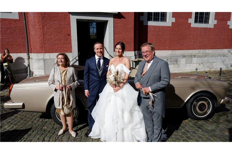 Joe Laschets Eltern - der Politiker Armin Laschet und seine Frau Susanne - posieren nach der Hochzeit mit dem Brautpaar.