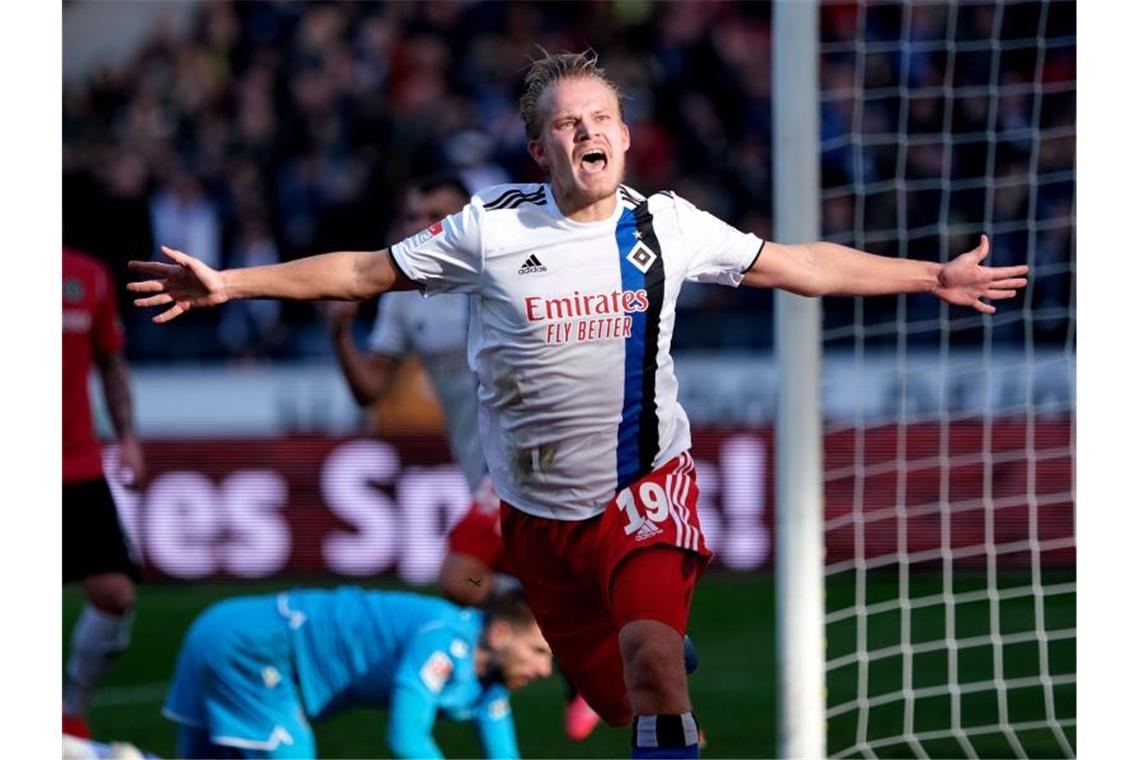 Joel Pohjanpalo rettete dem HSV in der Nachspielzeit einen Punkt in Hannover. Foto: Peter Steffen/dpa