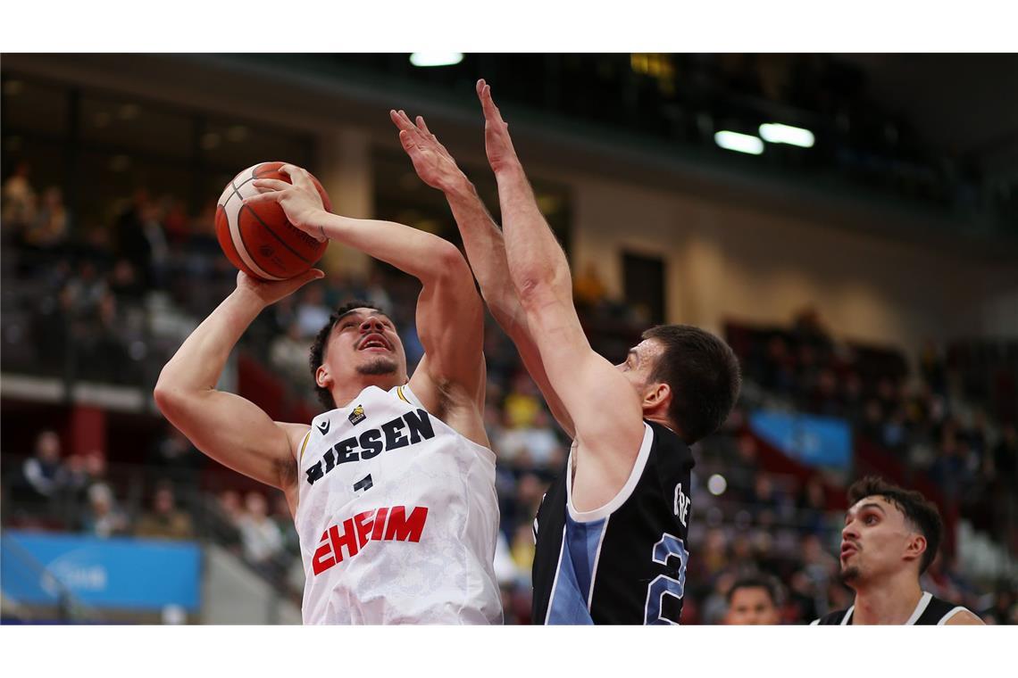 MHP Riesen Ludwigsburg melden sich in Hamburg zurück Joel Scott (li.) trifft am besten.