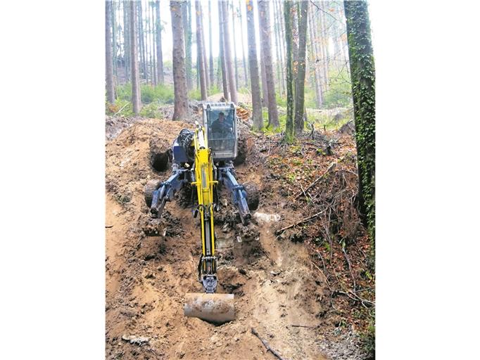 Joel Wachter aus Vorarlberg ist ein Experte auf dem Steigbagger. Bei seiner Tätigkeit im steilen Gelände muss jeder Handgriff sitzen. Foto: U. Gruber